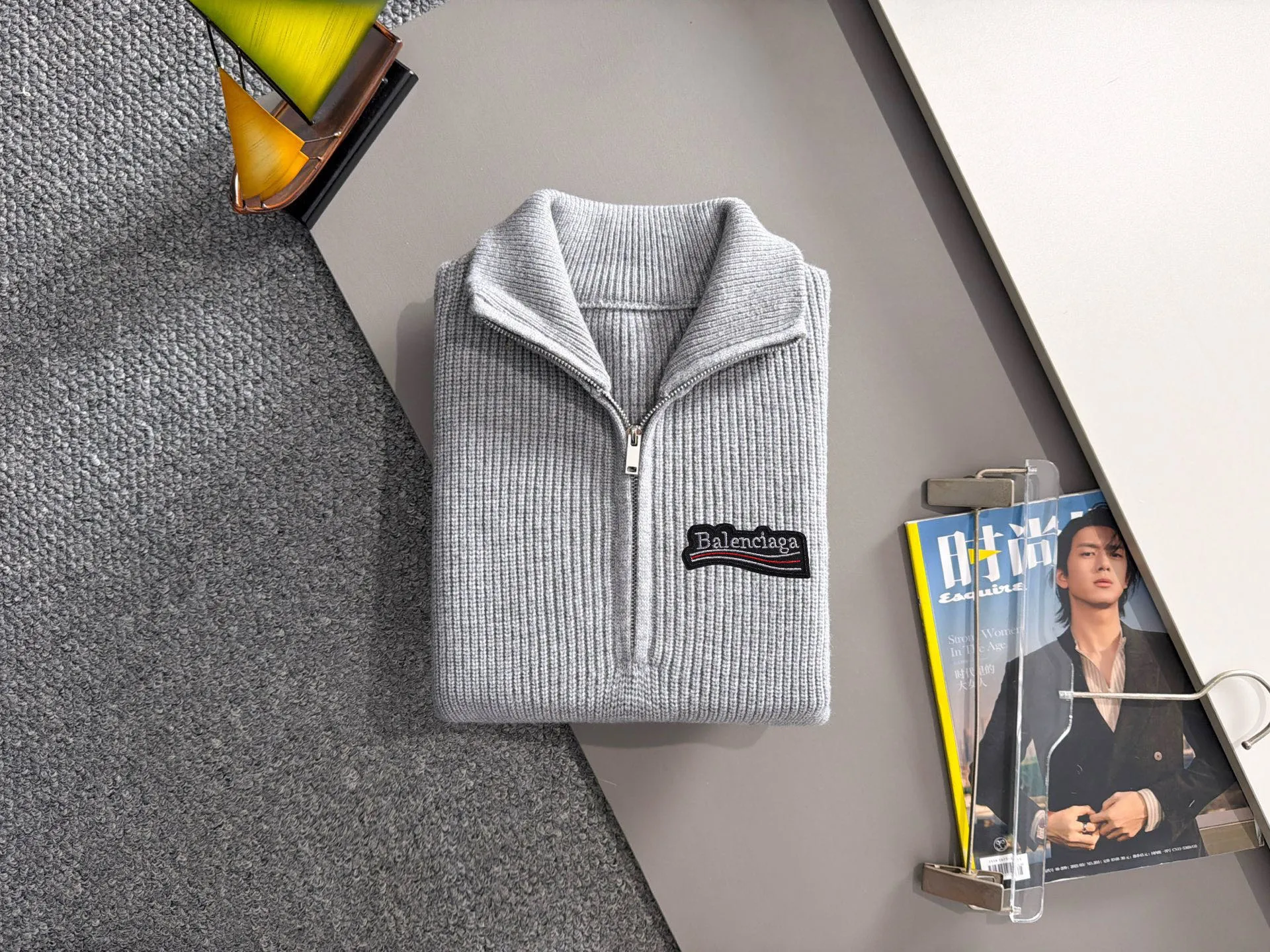 The latest knitted sweater jackets from Balenciaga’s 2026 Autumn and Winter official website are now on sale at the counters for Hot Sale! Specially made of wool blended fabric. It feels comfortable and can be directly in contact with the skin. The logo badge is exquisitely embroidered, which is extremely eye-catching! The details highlight the fashionable charm of big brands. Exquisite workmanship. Three-dimensional cutting style. The wearing effect is invincible and handsome! All three standards are complete! Sizes:M-4XL